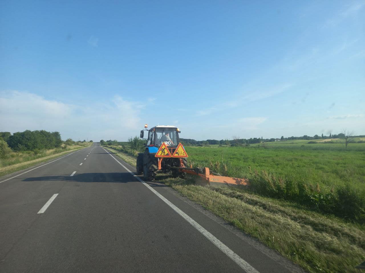 На дорогах Рівненщини триває комплекс робіт з експлуатаційного утримання (ФОТО)